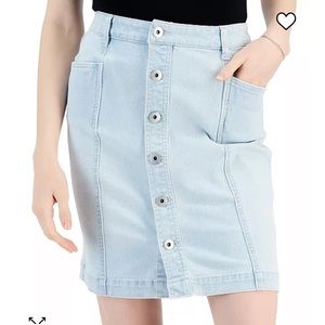 Denim mini skirt. Buttons down front. Light wash. Slit in back.
